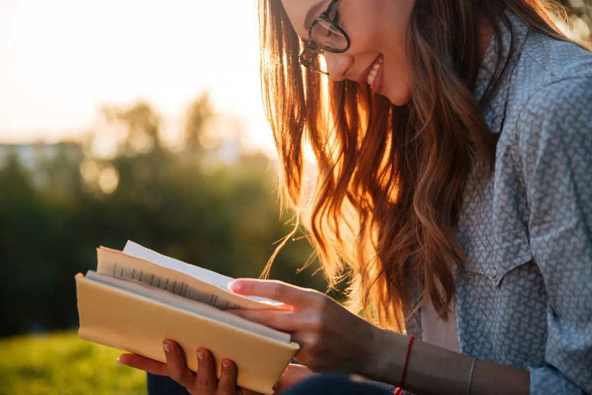 Картинка девушка с книжкой