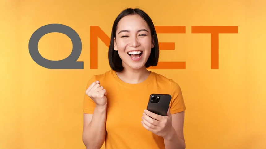 girl with phone qnet registration